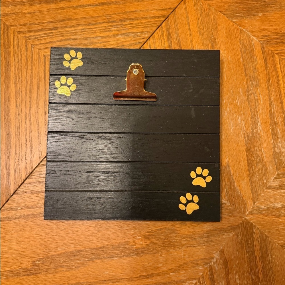 Black and Gold Paw Print Wall Clip Decor